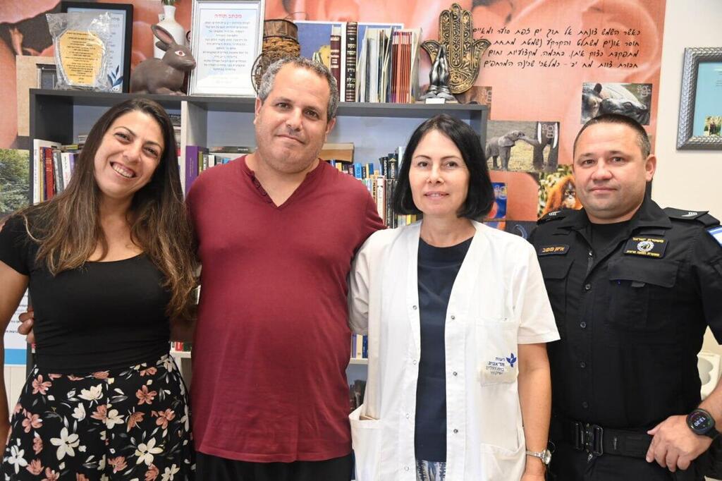 Идан с супругой, доктор Диана Гольдин и полицейский Иван Попов (Фото: Яир Саги) עידן מוצ'ניק ואיוון פופוב בבית החולים