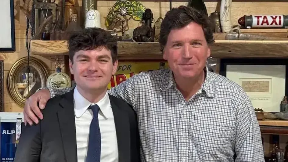 טאקר קרלסון לצד ניק פואנטס