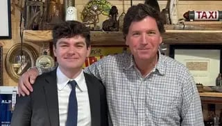 טאקר קרלסון לצד ניק פואנטס