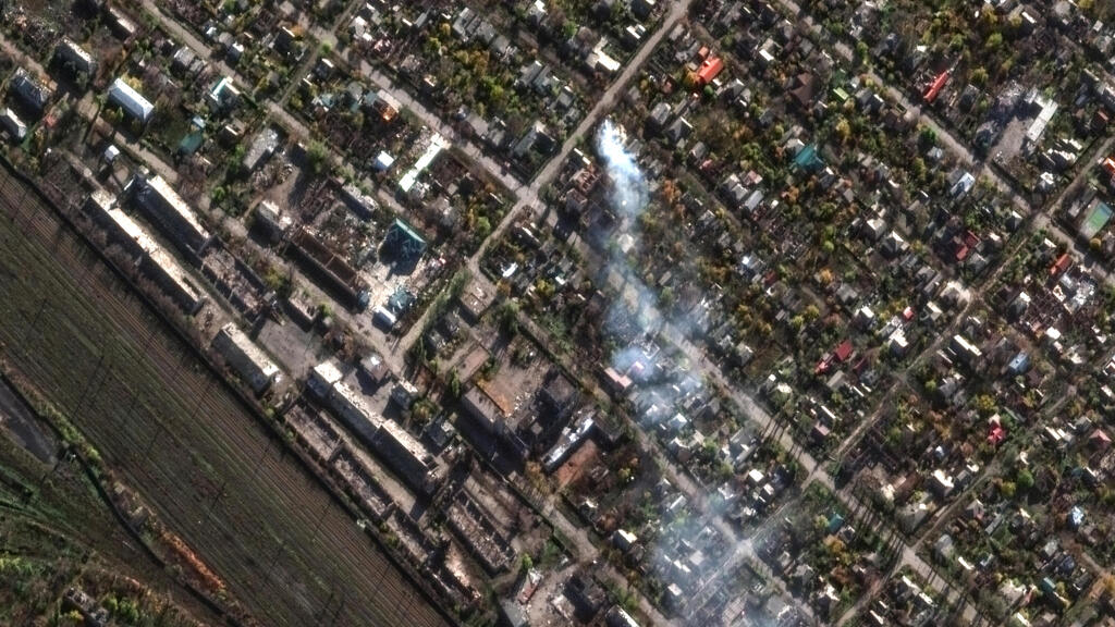 Another city in ruins. Smoke rises from Pokrovsk (Photo: Vantor/Handout via Reuters) עשן באזור מגורים בעיר פוקרובסק כתוצאה מתקיפה רוסית מחוז דונייצק מזרח אוקראינה