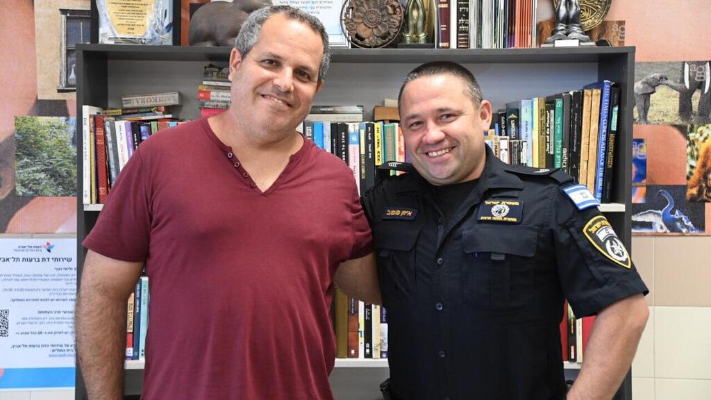 Идан и полицейский Иван Попов (Фото: Яир Саги) עידן מוצ'ניק ואיוון פופוב בבית החולים