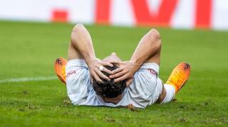 עמרי אלטמן שוכב על הדשא