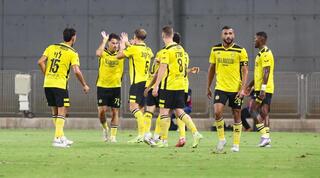 שחקני מכבי נתניה חוגגים