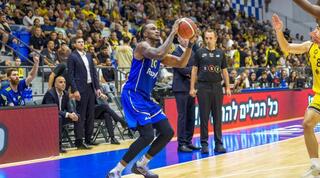 אושיי בריסט מתכונן לזריקה