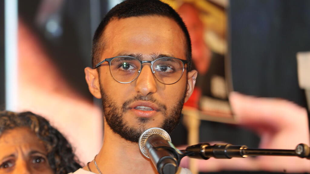 Former hostage Nimrod Cohen (Photo: Yariv Katz) שורד השבי נמרוד כהן בעצרת