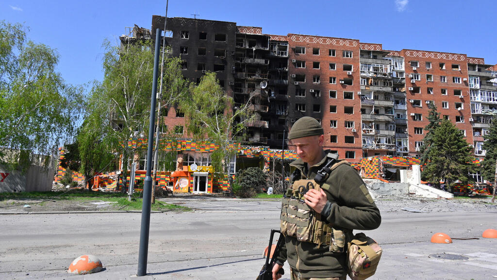 Ukrainian soldier in Pokrovsk amid street fighting (Photo:Michael Shtekel/ AP) חייל אוקראיני בעיר פוקרובסק במחוז דונייצק מזרח אוקראינה