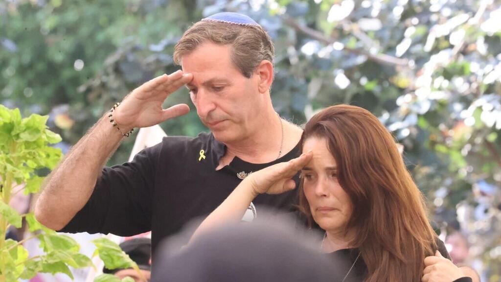 Руби и Хагит Хен на похоронах сына (Фото: Моти Кимхи ) חגית ורובי חן מצדיעים