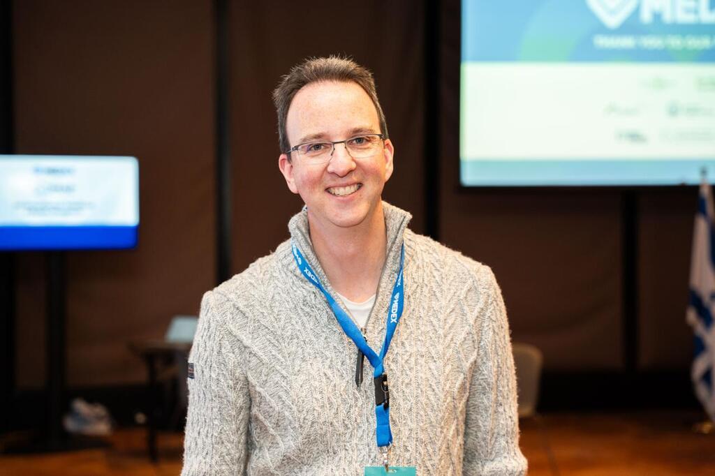 מייק מ. רופא אוסטרלי שהשתתף בכנס