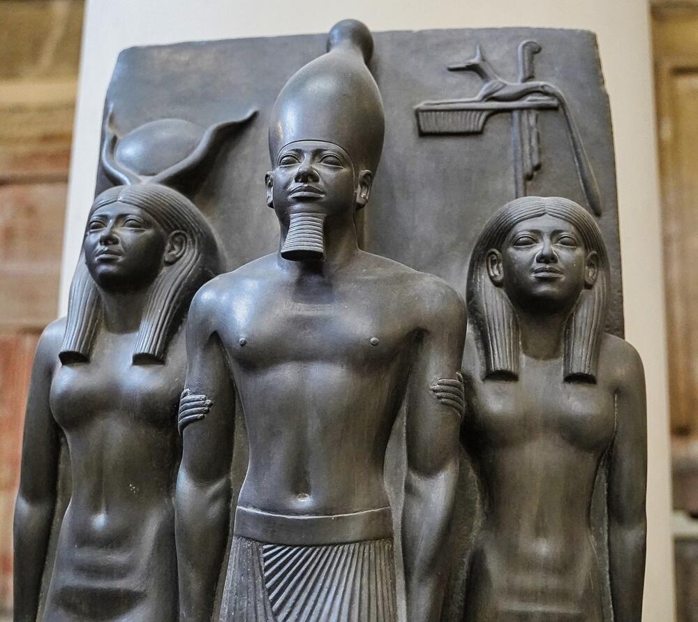 Pharaoh Menkaure (center) (Photo: CK-TravelPhotos/Shutterstock) דמותו של הפרעה מנכאורע (במרכז)
