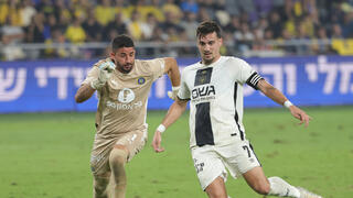 שחקן בית"ר ירושלים ירדן שועה מול שוער מכבי ת"א יואב ג'ראפי