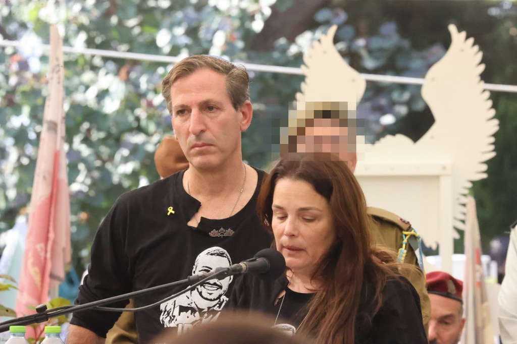 Родители Итая Хена, Руби и Хагит (Фото: Моти Кимхи) הלווייתו של איתי חן ז"ל