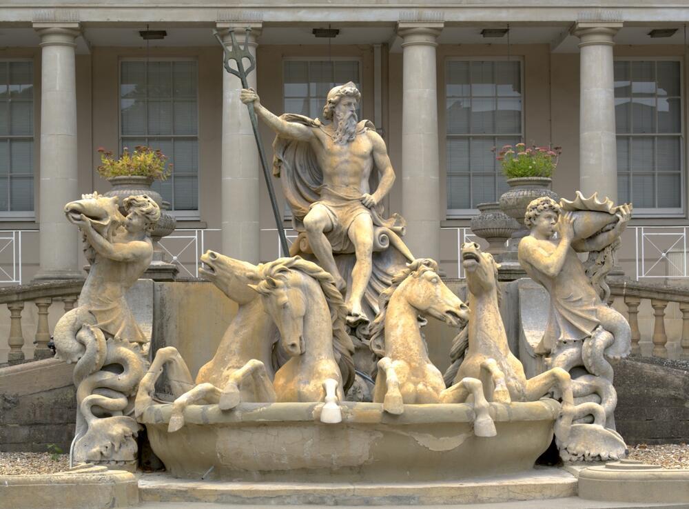 פסל בדמות פוסידון וסוסיו