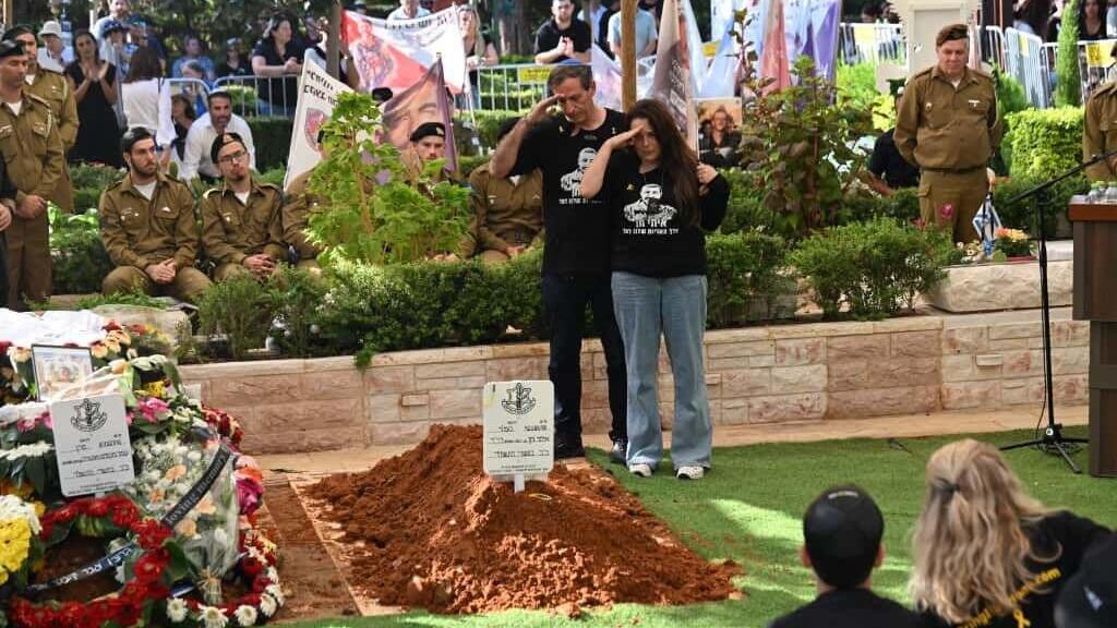 Hagit and Robi Chen salute at the grave of their son Itay, killed on Oct. 7 and recently returned (Photo: Paulina Patimer) חגית ורובי חן מצדיעים