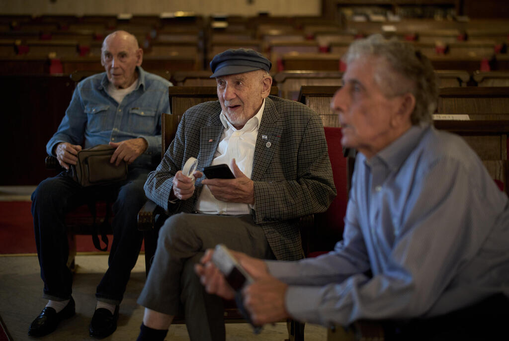 אלכסנדר, בינגהם ושפי בבית הכנסת בירושלים