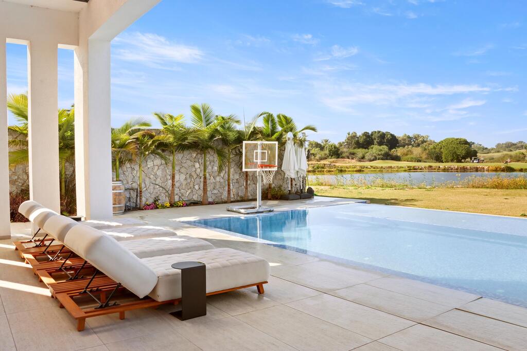 בית בקיסריה שעומד למכירה, Davidson Real Estate