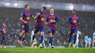 שחקני ברצלונה חוגגים עם לבנדובסקי