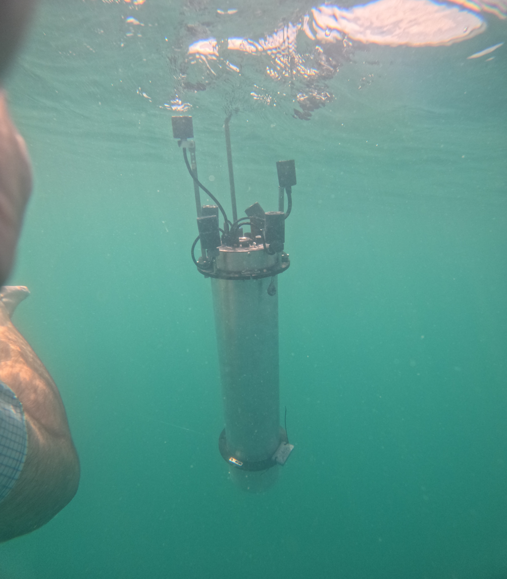 Photo: Professor Roee Diamant הרובוט התת-מימי שמחובר לעוגן ומסוגל לעלות אל פני השטח לדיווח על אירוע פיצוץ