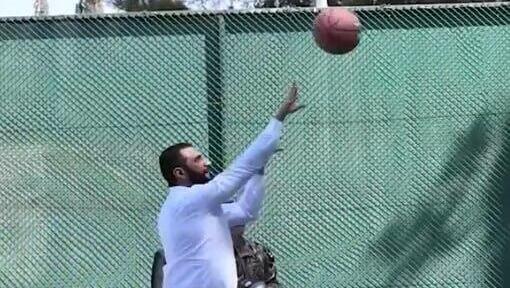 נשיא סוריה א-שרע משחק כדורסל בארצות הברית עם מפקד CENTCOM