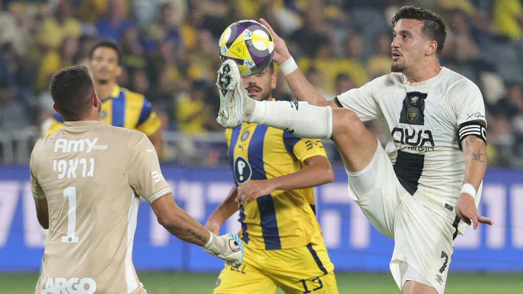 שחקן בית"ר ירושלים ירדן שועה מול שוער מכבי ת"א יואב ג'ראפי