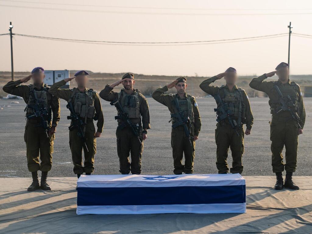 The salute to the coffin, in the moving military ceremony (Photo: IDF Spokesperson) קבלת ארונו של הדר גולדין ז"ל לידי צה"ל