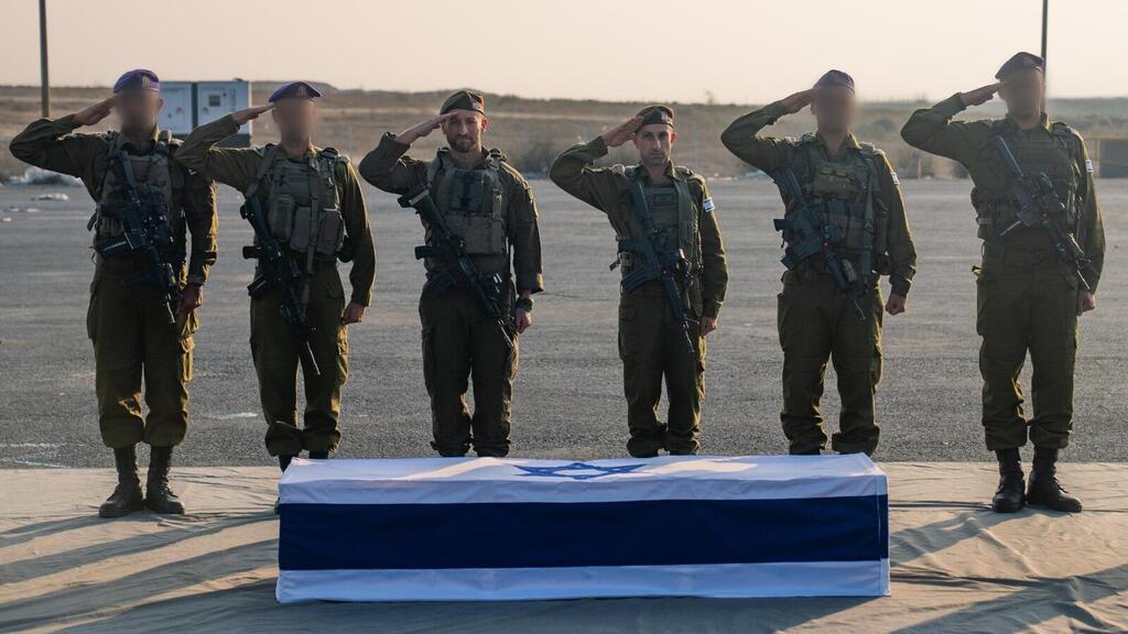 Сослуживцы Адара принимают гроб с его телом (Фото: пресс-служба ЦАХАЛа) קבלת ארונו של הדר גולדין ז"ל לידי צה"ל