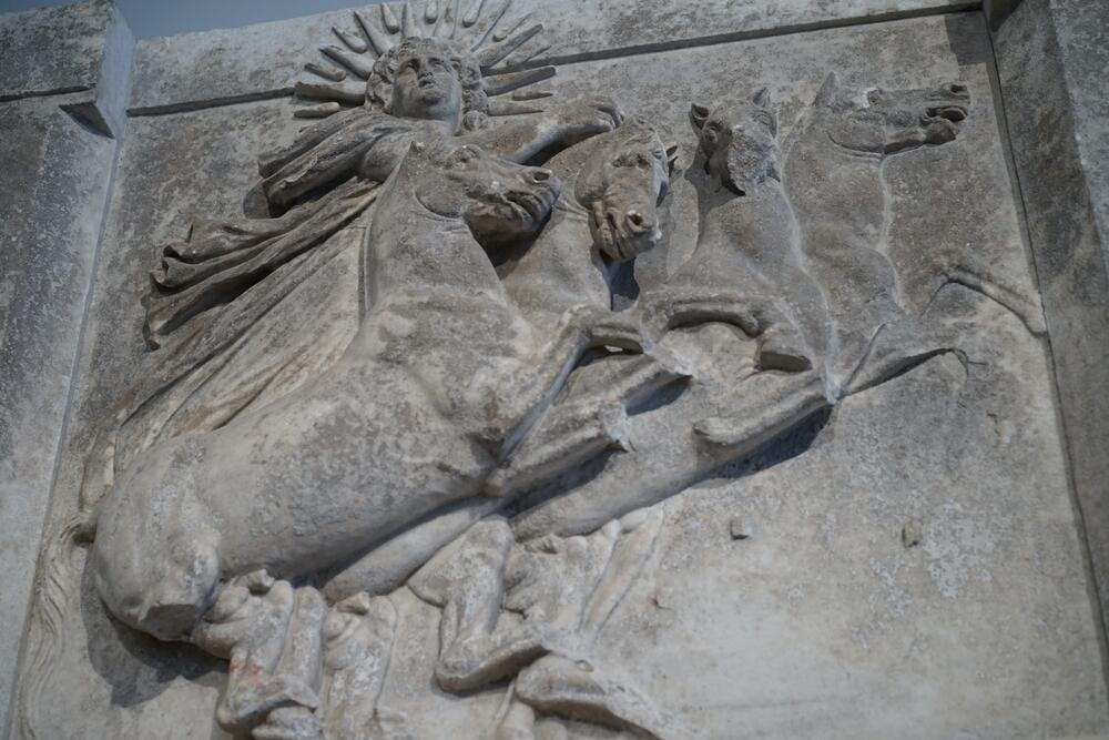 תבליט של הליוס, אל השמש, על מרכבתו שרתומה לארבעת סוסיו