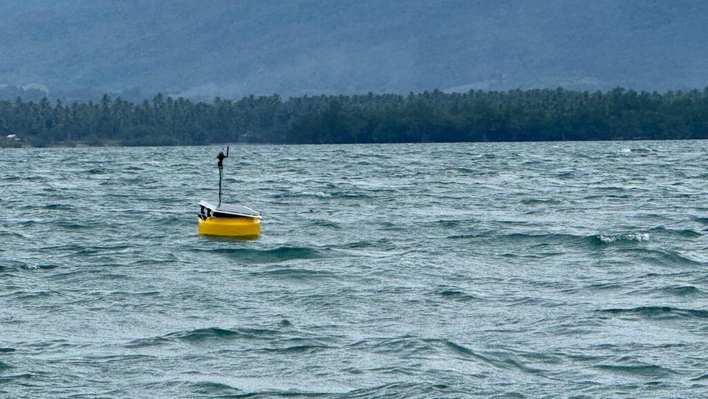 A buoy with a solar panel for continuous monitoring (Photo: Professor Roee Diamant) המצוף עם הפאנל הסולארי לניטור מתמשך