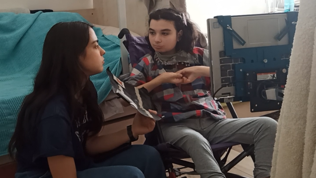 יהודית ואלישבע מתקשרות בעזרת מחשב תקשורת וכרטיסים