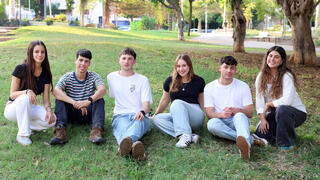 מימין לשמאל: ים צרפתי, בועז פוגודה, דפנה למדן, יותם שלום, נעם אולסוונג ועפר צדקיאלי