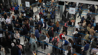 נוסעים בנמל התעופה של שיקגו ארה"ב השבתת ממשל