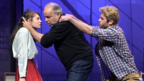 מתוך "מראה מעל הגשר" בתיאטרון העברי