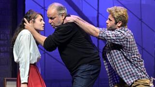 מתוך "מראה מעל הגשר" בתיאטרון העברי