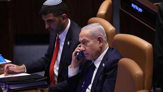 נתניהו מדבר בטלפון בזמן דיון 40 חתימות במליאת הכנסת