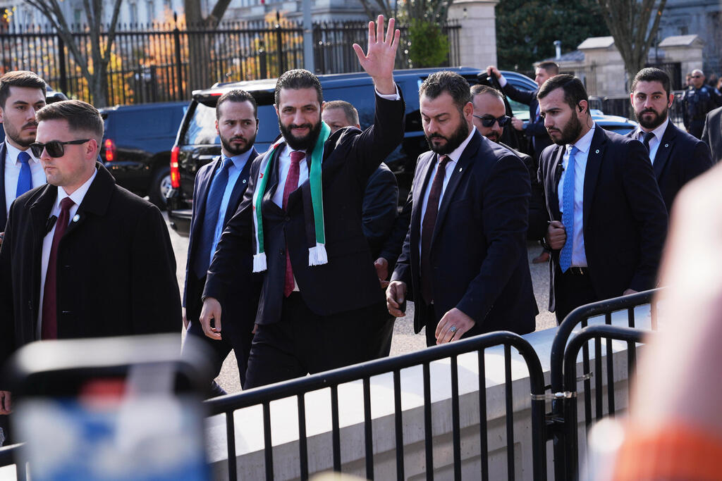 Al-Sharaa outside the White House (Photo: AP Photo/Jacquelyn Martin) א-שרע מחוץ לבית הלבן