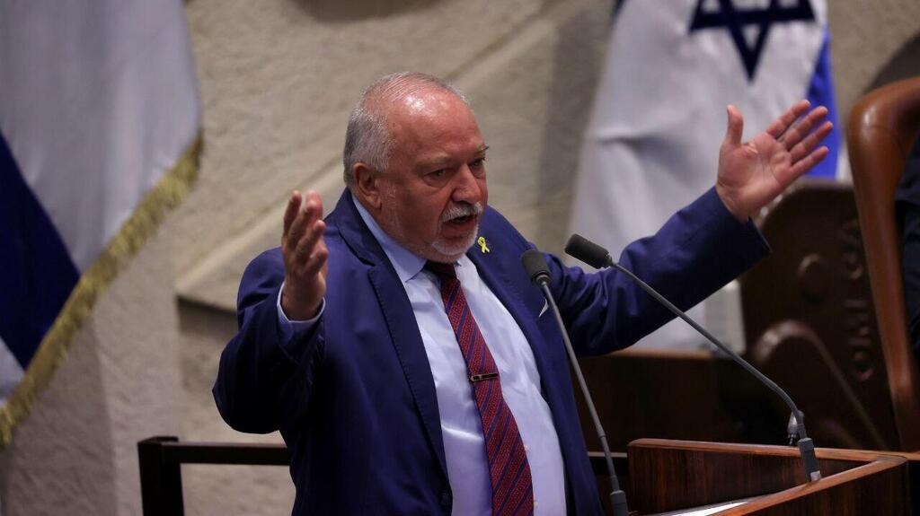 Авигдор Либерман на заседании кнессета (Фото: Алекс Коломойский) דיון 40 חתימות במליאת הכנסת