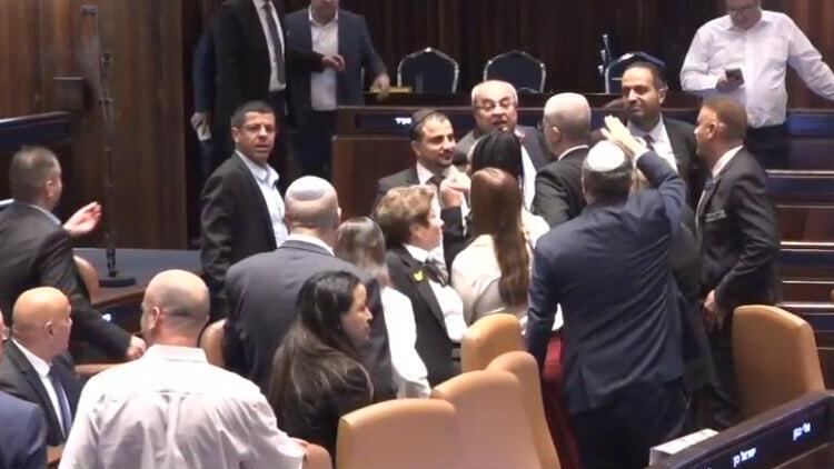 Страсти во время голосования по закону о смертной казни (Фото: телеканал кнессета) מהומה ועימות פיזי בכנסת בזמן הדיון על חוק עונש מוות למחבלים