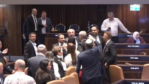 מהומה ועימות פיזי בכנסת בזמן הדיון על חוק עונש מוות למחבלים