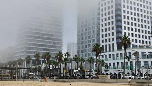 ערפל על חוף תל אביב, הבוקר