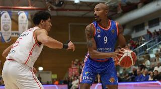 דריון אטקינס עם הכדור