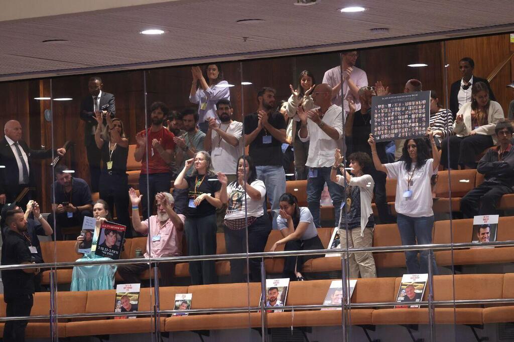 Bereaved families in the Knesset plenum (Photo: Alex Kolomoisky) מחאת משפחות שכולות ביציע בזמן מליאת הכנסת