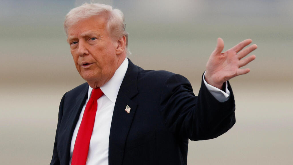 Дональд Трамп (Фото: AP Photo/Luis M. Alvarez) נשיא ארה"ב טראמפ ב מטוס אייר פורס 1