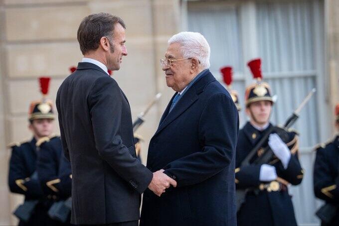 French President Emmanuel Macron and Palestinian Authority Chairman Mahmoud Abbas meeting in Paris (Photo: from X) נשיא צרפת מקרון עם אבו מאזן בביקורו בפריז