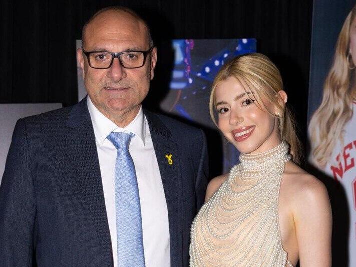 עם אבא שינו. "זכיתי להיות הבת שלו" (צילום: נדב צור) שיר זוארץ עבור פודקאסט הברזייה