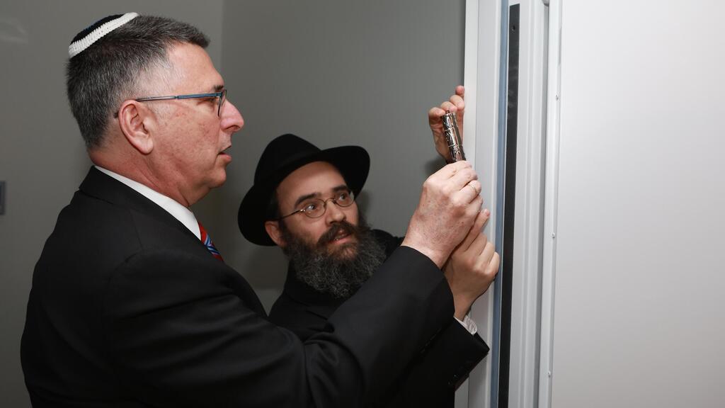 По еврейской традиции: установка мезузы (Фото: Шалев Ман, пресс-служба министра Саара) Открытие посольства в Эстонии