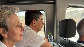 משפחת גולדין בדרכם להלוויה, עוברים על פני המוני האזרחים שיצאו עם דגלים 