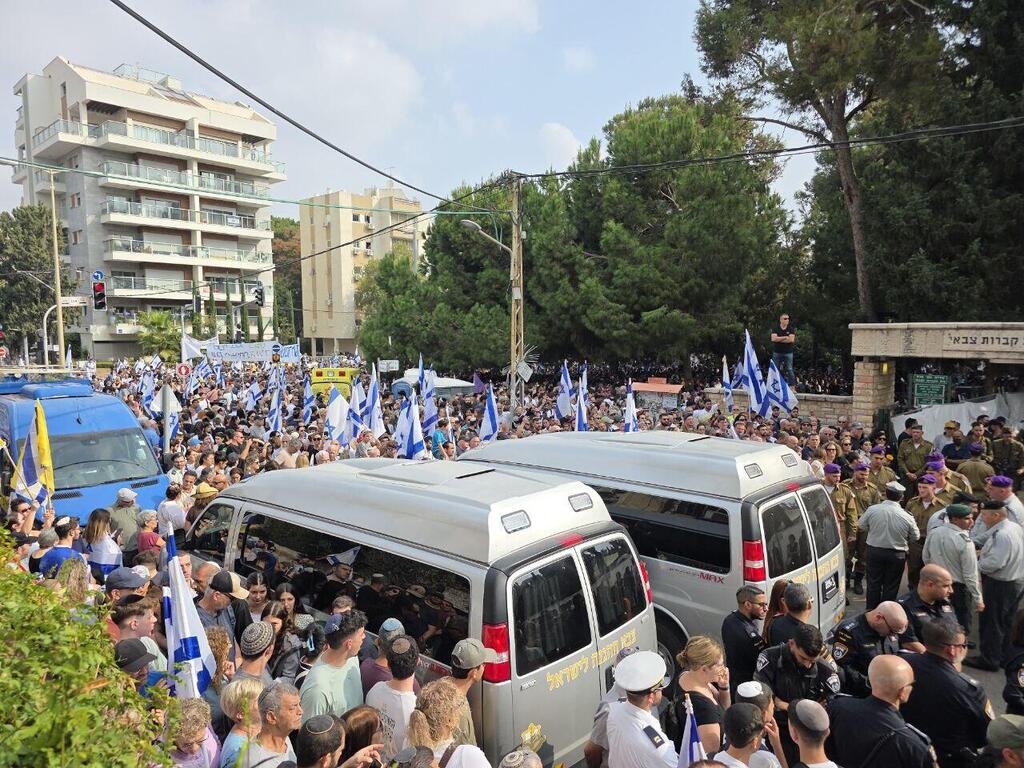 Кфар-Саба, у входа на кладбище (Фото: Яир Саги) הלוייתו של סגן הדר גולדין ז"ל