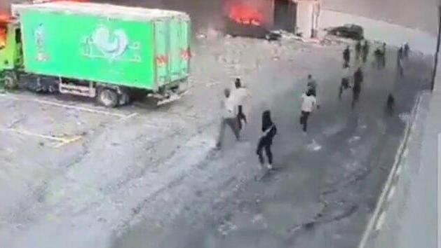 Беспорядки в Самарии (Кадр видеозаписи) הצתה של משאיות ומכוניות בכפר בית ליד, על ידי מתנחלים