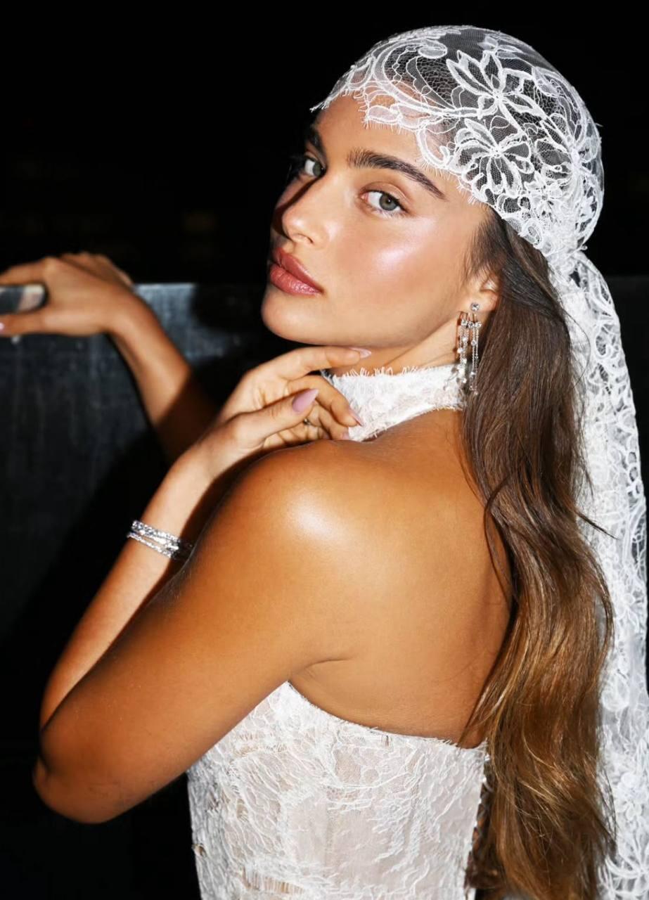 העגילים וצמיד הטניס המיוחדים לחינה