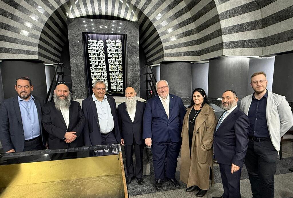 Во время посещения главной синагоги Днепра "Золотая роза" (Фото: пресс-служба "Натив" ) 2. Во время посещения главной синагоги города "Золотая роза"