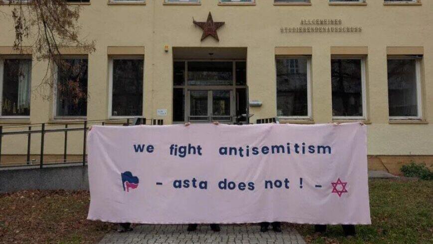 שלט על בניין באוניברסיטה